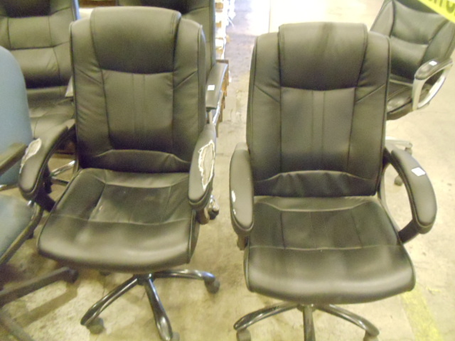 lot 99 image: 2 office chairs on wheels