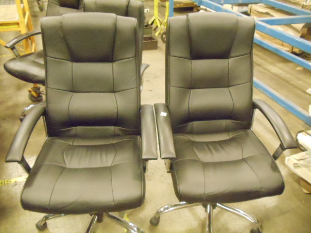 lot 101 image: 2 office chairs on wheels