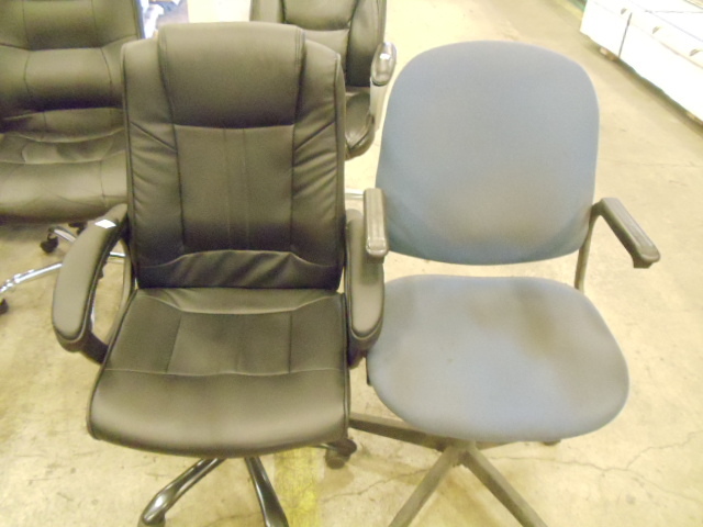 lot 104 image: 2 office chairs on wheels
