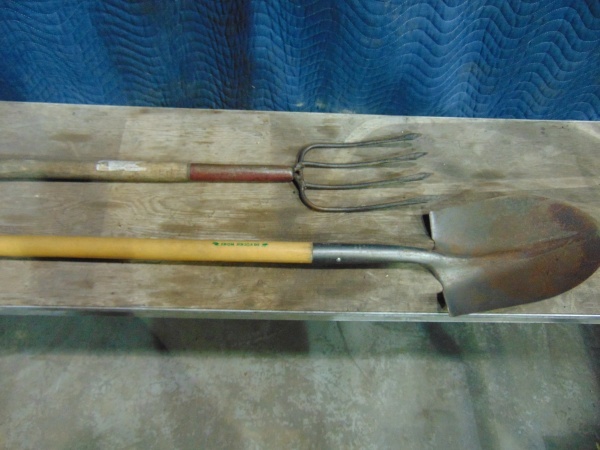lot 10 image: (2) Garden Tools