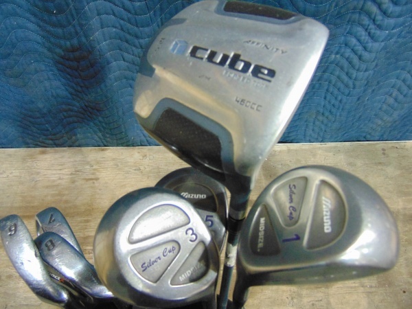 lot 30 image: Golf Clubs With Bag