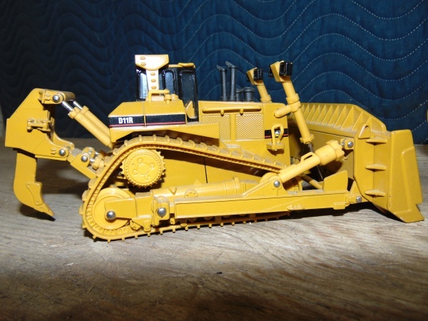 lot 43 image: (3) Small Metal Construction Toys