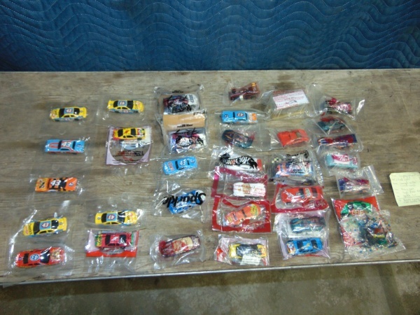 lot 66 image: (34) Hot Wheels Cars