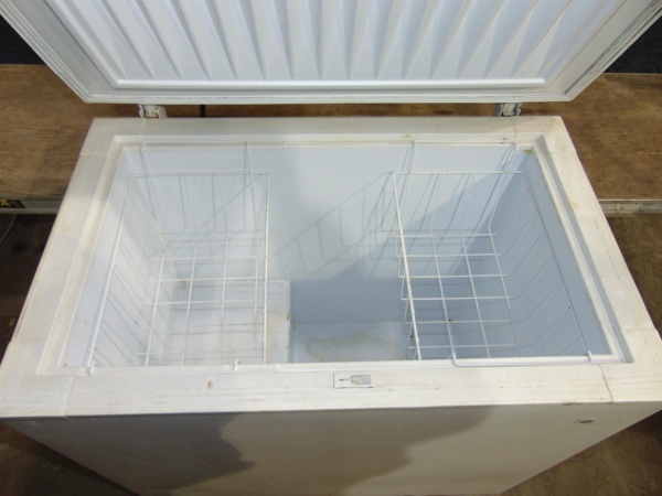 lot 70 image: Small Chest Freezer