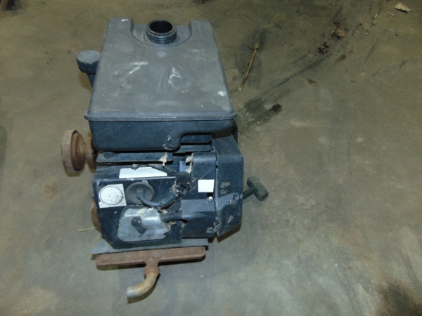 lot 92 image: Small Engine For Parts Or Repair