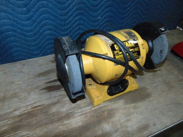 lot 165 image: Dewalt Bench Grinder