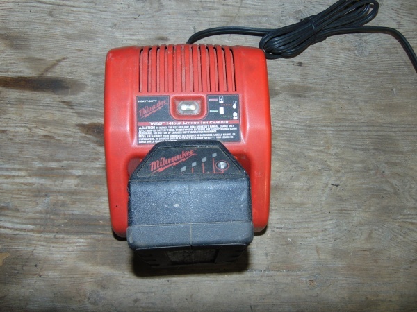 lot 96 image: Milwaukee Battery With Charger