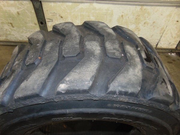 lot 105 image: Melroe Bobcat Tire