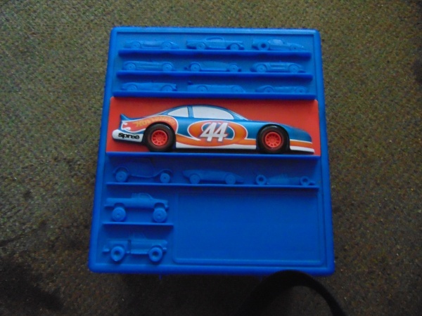 Hot Wheel Lugage Case on wheels with 66 Hot wheels