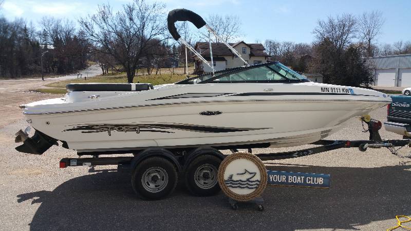 lot 32 image: 2012 Sea Ray 205 Sport