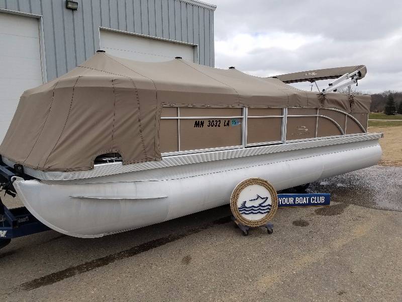 lot 12 image: 2013 Bennington 24 SLX