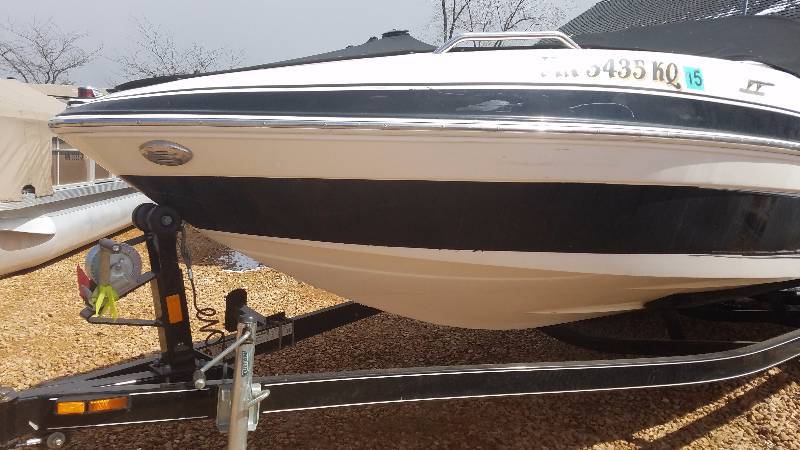 lot 4 image: 2010 Glastron GT205