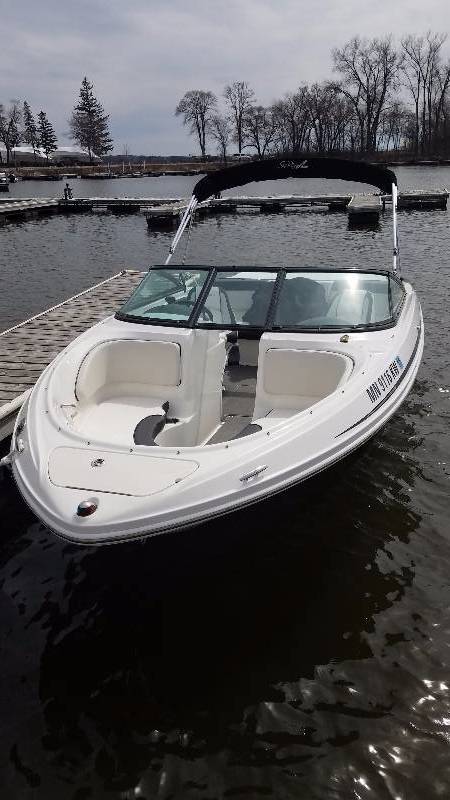 lot 34 image: 2012 Sea Ray 205 Sport