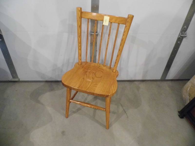 lot 4 image: Oak Chair