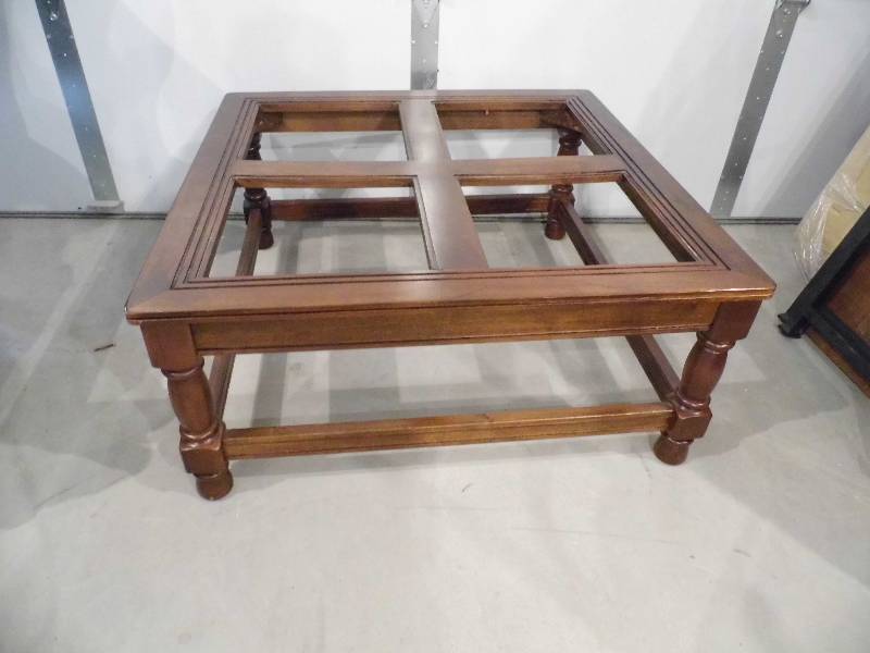 lot 6 image: Coffee Table w Glass
