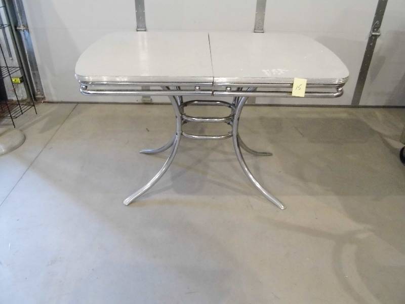 lot 15 image: Table