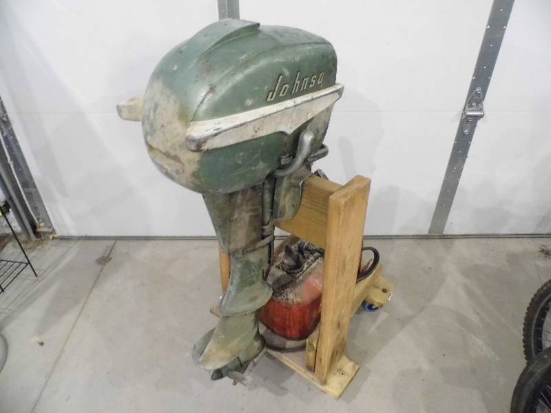 lot 21 image: Johnson Sea Horse Boat Motor