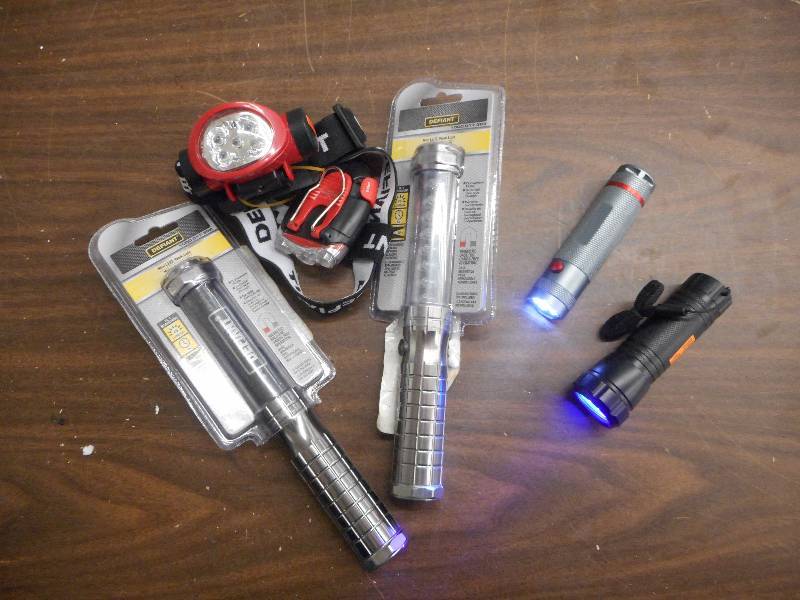 LOT OF FLASHLIGHTS