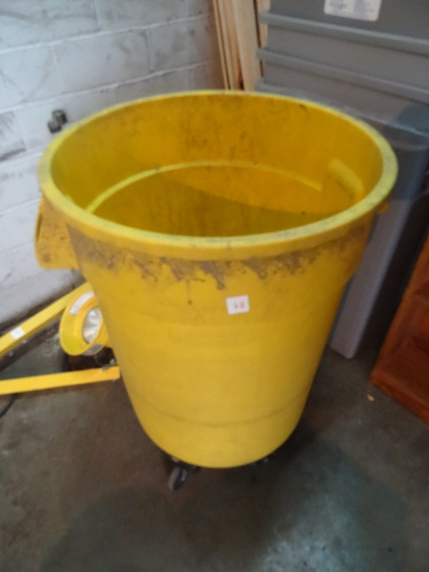 lot 89 image: 32 Gallon Rubbermaid Garbage Can