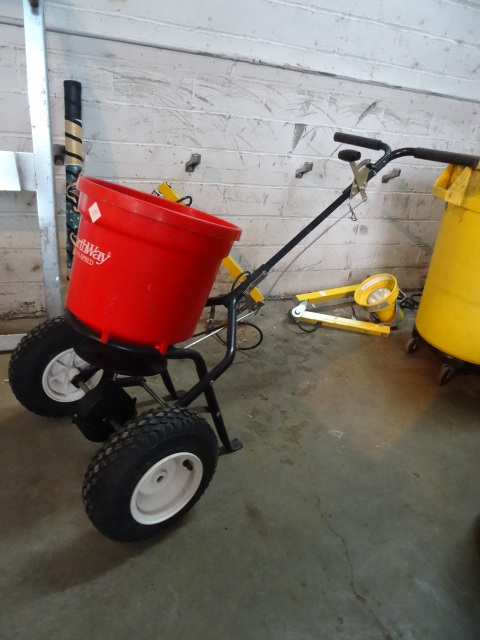 lot 91 image: Earthway Push Spreader