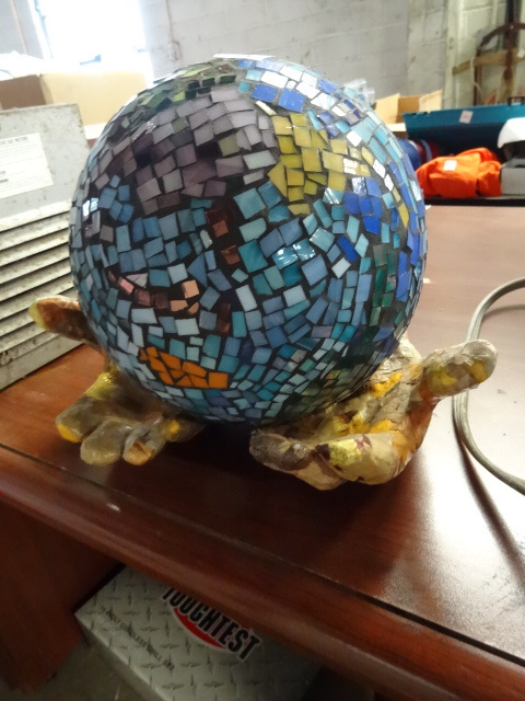 lot 115 image: Art Sculpture World in your Hands
