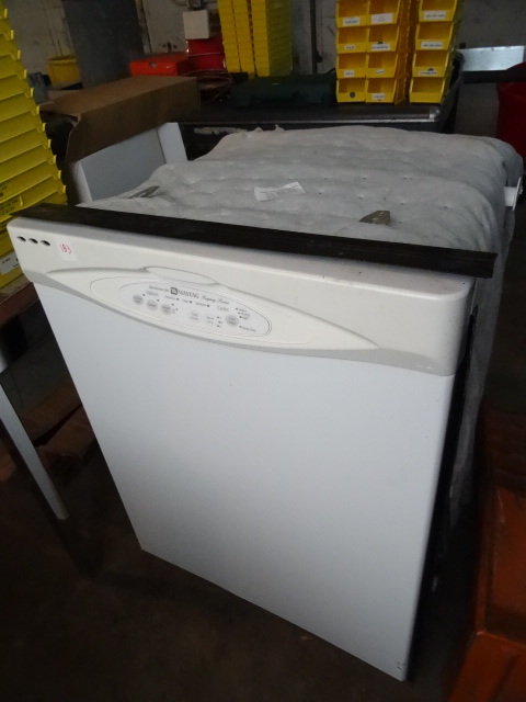lot 183 image: Maytag Model MDBH945AWW