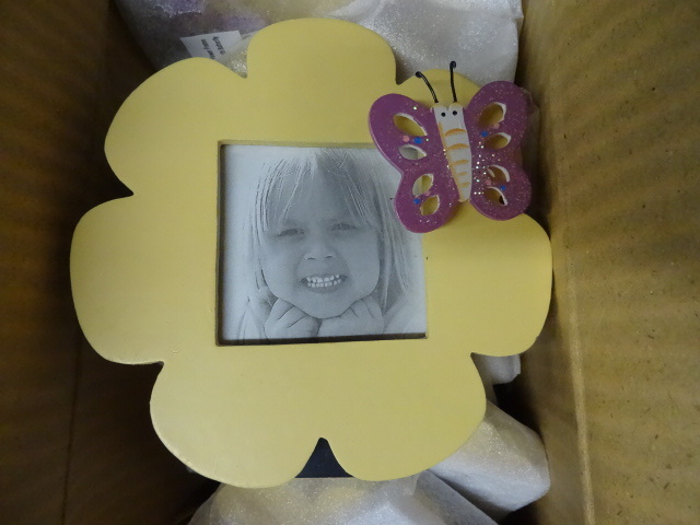lot 199 image: Flower Picture Frame Qty 8