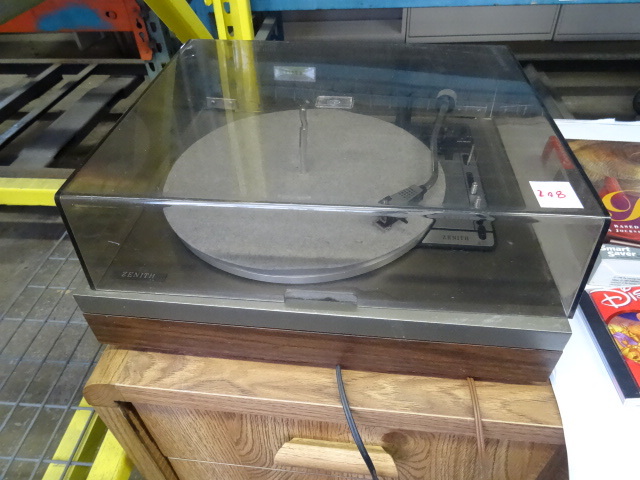 lot 208 image: Zenith Turn Table Model MC-9030
