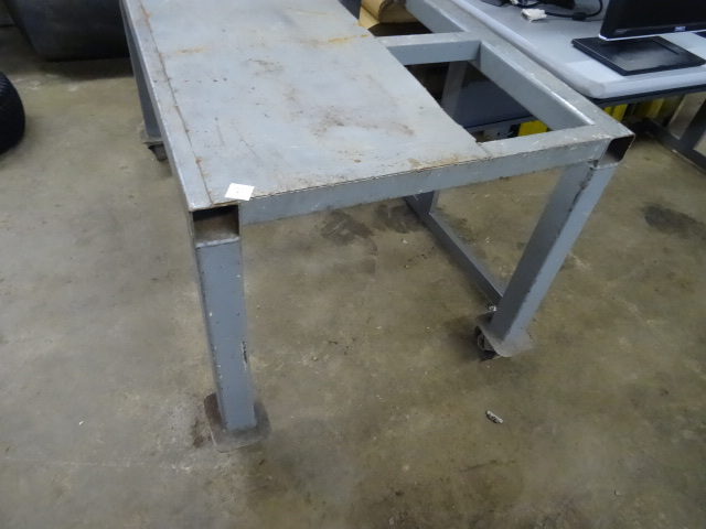 lot 216 image: Heavy Duty TableCart 48 X 30 X 29