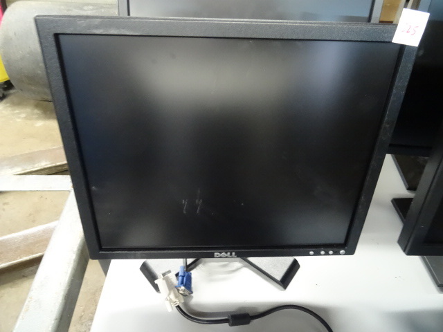 lot 225 image: Dell 17 LCD Computer Monitor