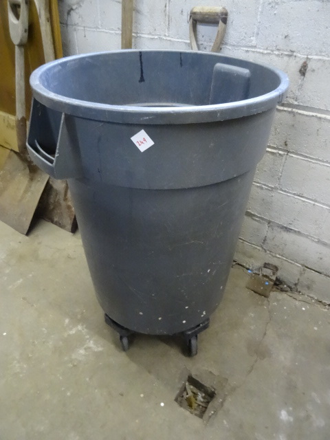 lot 249 image: 32 Gal. Rubbermaid Garbage