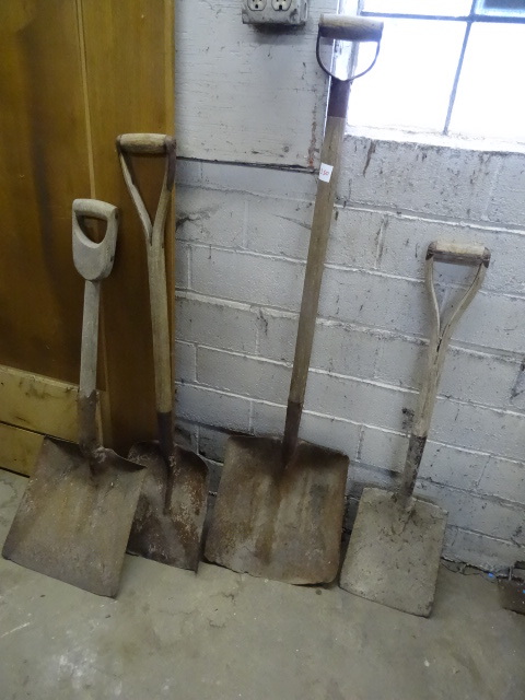 lot 250 image: 4 Vintage Scoop Shovels