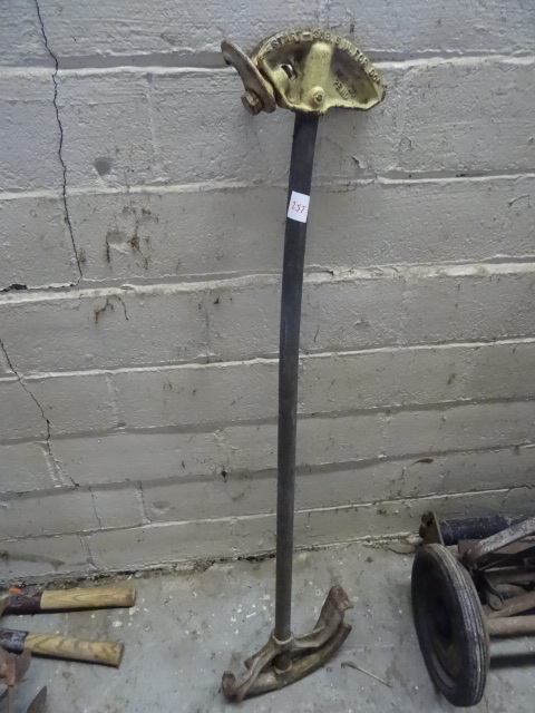 lot 257 image: Double Headed Pipe Bender