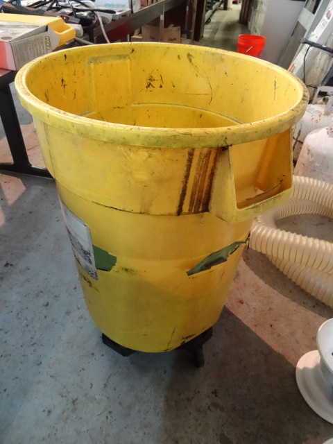 lot 281 image: 32 Gal. Rubbermaid Garbage with Dolly