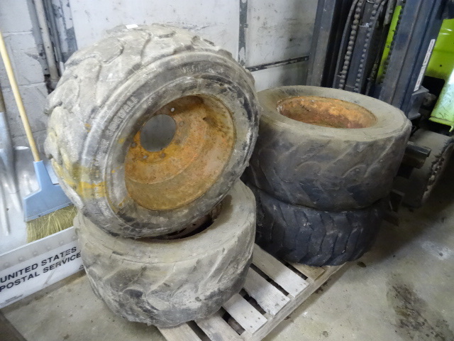lot 5 image: 31.5 X 13.00 - 16.5 Skid Loader