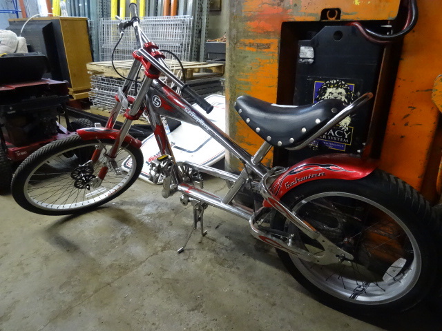lot 10 image: Schwinn Stingray Custom Bicycle.