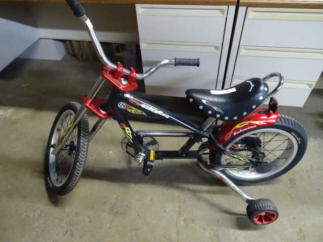 lot 11 image: Schwinn Stingray Custom Starter Bike.