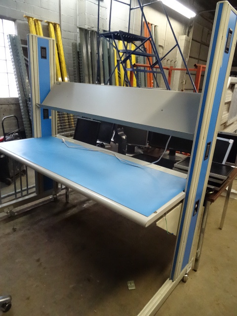lot 20 image: Heavy Duty Work Station on Wheels