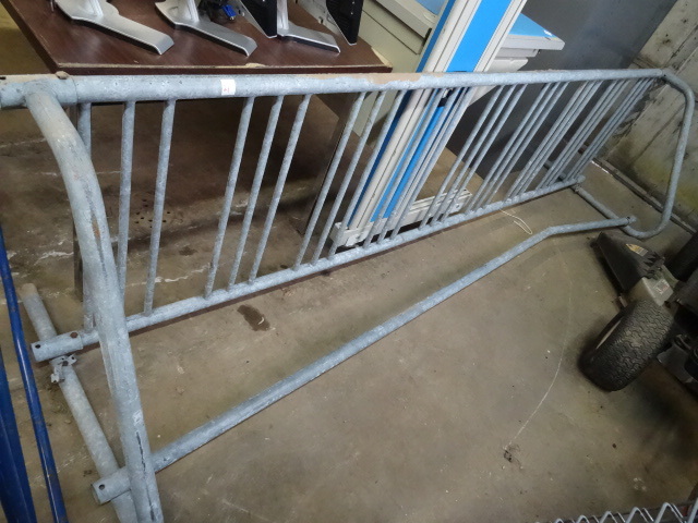 lot 21 image: Metal Outdoor Bicycle Rack