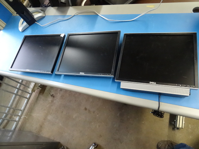 lot 29 image: 3 Dell LCD Computer Monitors 19