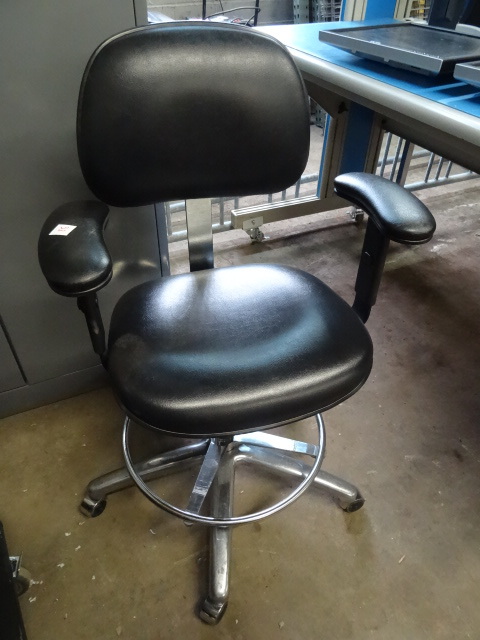 lot 32 image: Adjustable Height Stool on Wheels