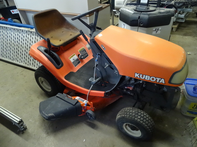 lot 35 image: Kubota Riding Lawn Tractor Hydrostatic