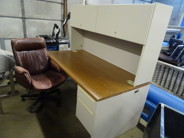 lot 54 image: Office Desk with Hutch