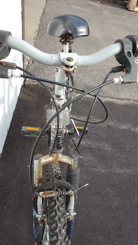 lot 44 image: Womens ULTRA Terrain Huffy Bike