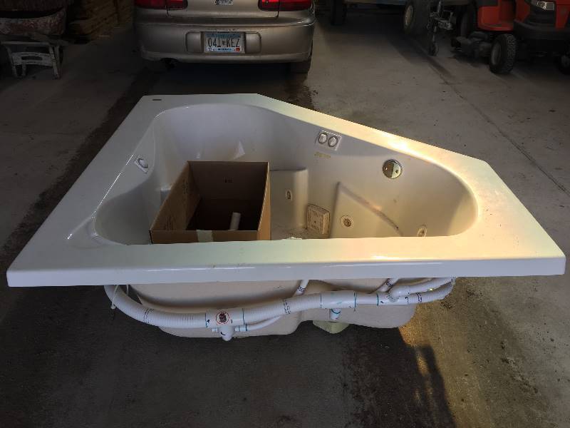 lot 2 image: Jacuzzi corner tub