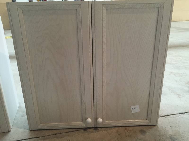 lot 11 image: Set of wall cabinets