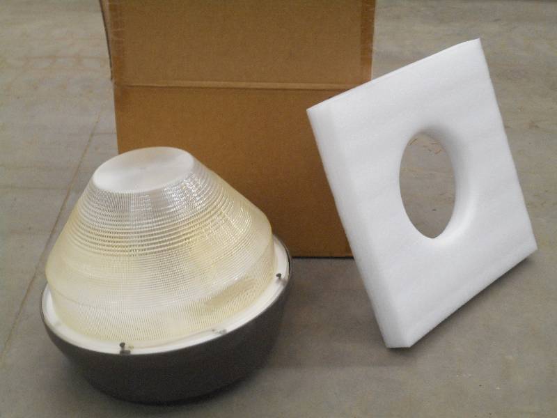 lot 11 image: (4) 175Watt Metal Halide Low Bay Light Fixtures, Multi-Tap 120205240277 Volt