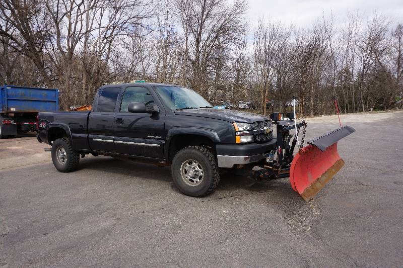 2004 Chevrolet 2500 HD Extended Cab 4 x 4 Pick Up Truck Plow Truck