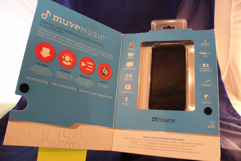 lot L79-1 image: Radioshack ZTE Source Prepaid Phone RETAIL VALUE $150