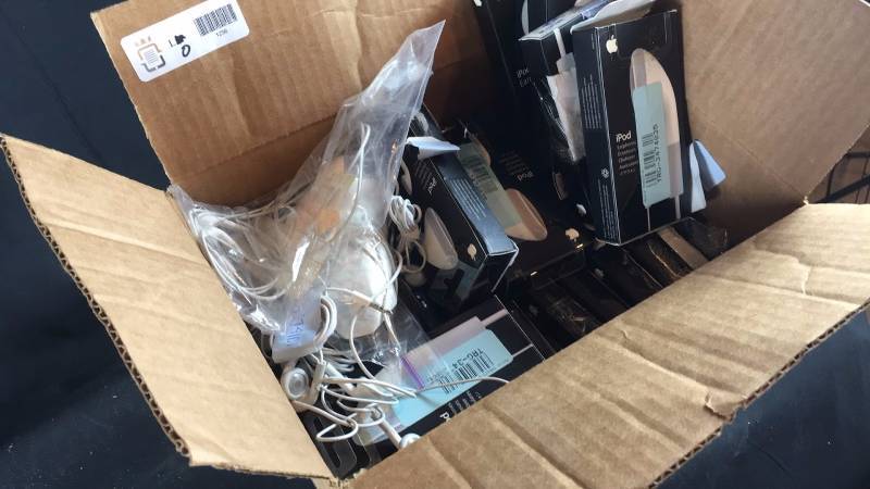 lot L0-1256 image: Lot of Apple EarPhones Retail Value $600